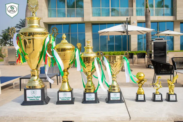 Trophées du tournoi Football Talents Plus alignés sur une table
